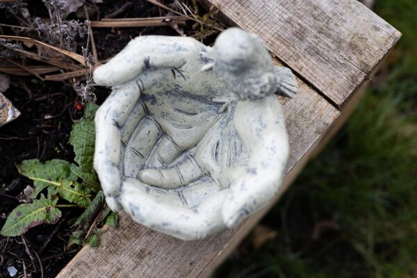 garden mile® Stone Effect Open Hands Garden Ornaments Bird Feeder Station Ornamental Bird Bath Stone Ornaments For Garden Freestanding Bird Bath or Feeding Station Suitable for Seed Peanuts - Image 8